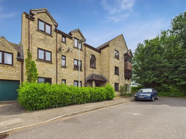 Hanstone Close, Cirencester, photo 1