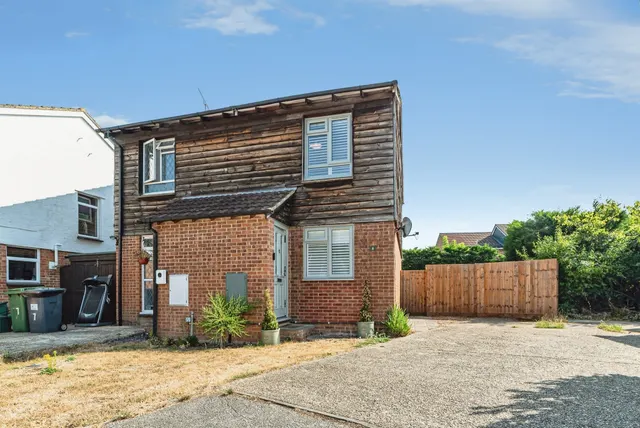 Weyhill Close, Tadley, photo 1