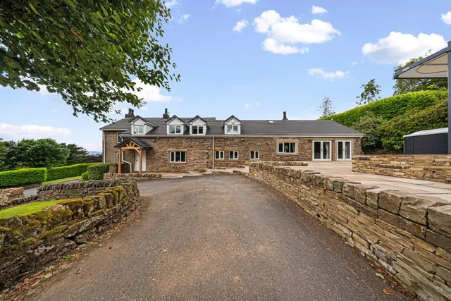 Buckstones Road, Shaw, OL2, photo 1