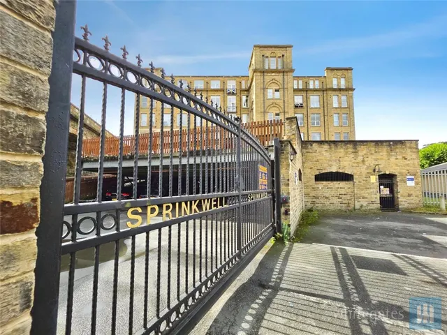 Bradford Road, Dewsbury, WF13, photo 1
