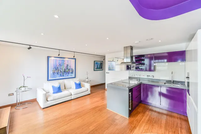 119 Orbis Wharf, Bridges Court Road, London, photo 1