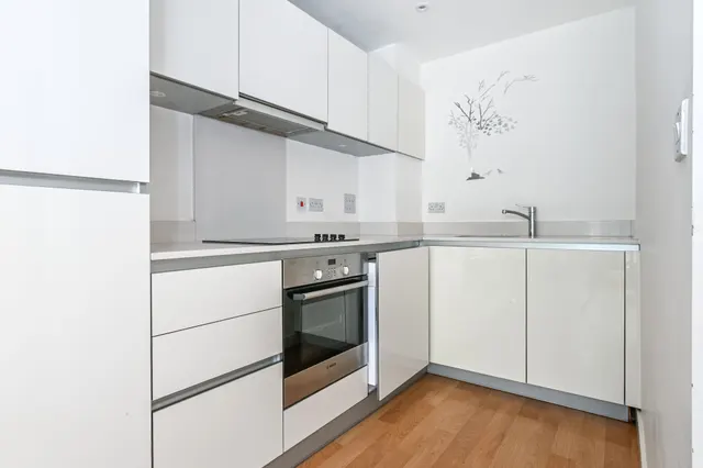 Photo 2 — 69 Residence Tower, Woodberry Grove, London