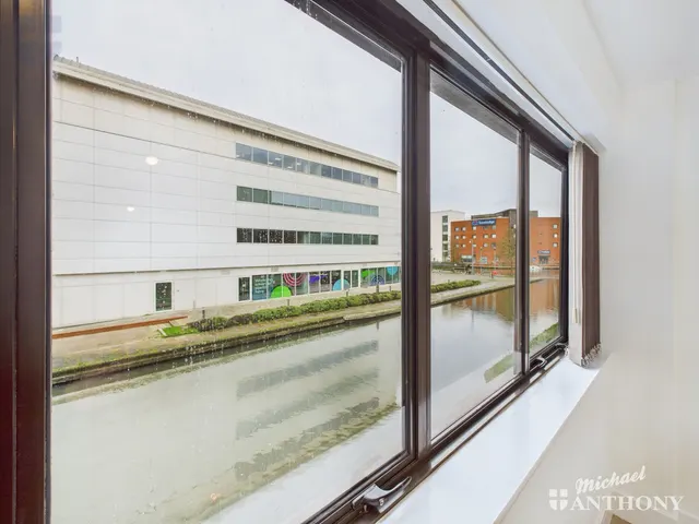 Photo 2 — Kingfisher House, Aylesbury, 61 Walton Street, HP21 7FS