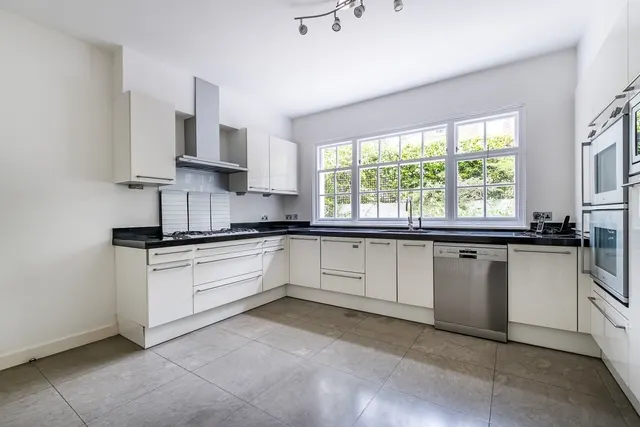 Photo 2 — Pembroke Gardens Close London W8