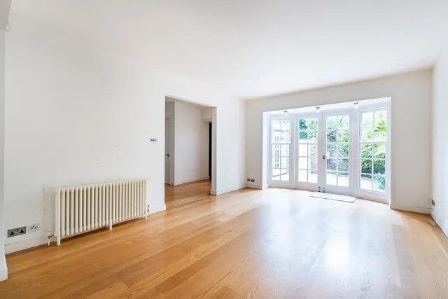 3 bedroom house — Pembroke Gardens Close London W8
