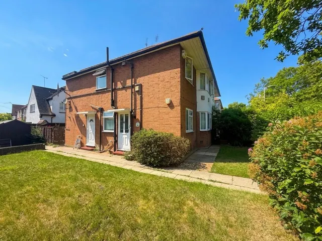 Whitehall Road, Uxbridge, UB8, photo 1