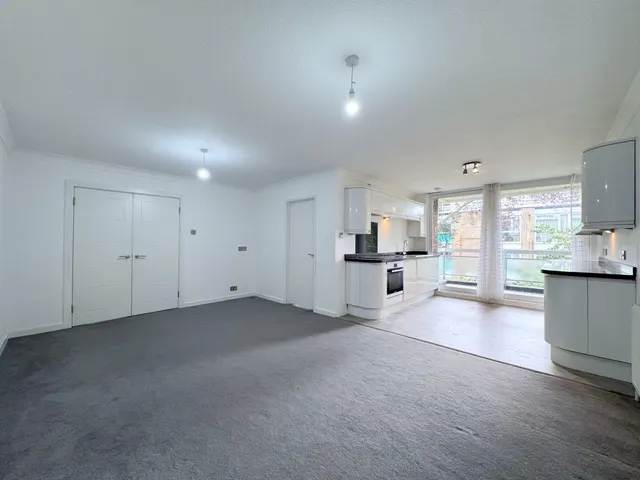 Stonegrove, Leamington House, HA8, photo 1