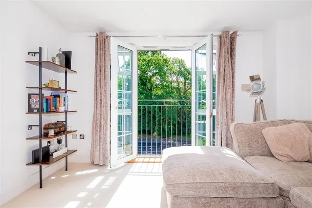 Portsmouth Road, Camberley, photo 1