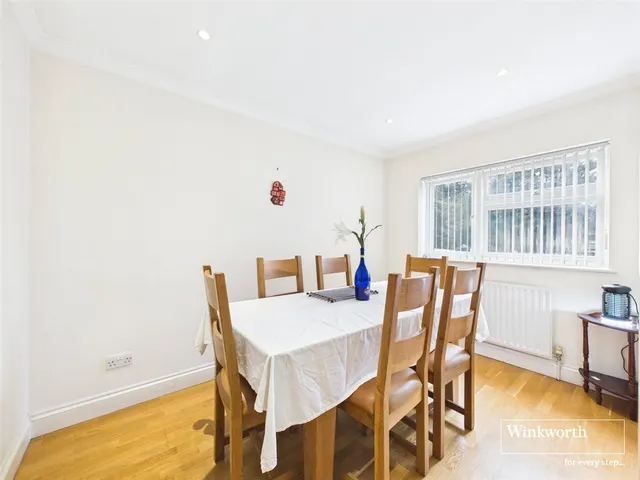 Wolmer Gardens, Edgware, HA8, photo 3