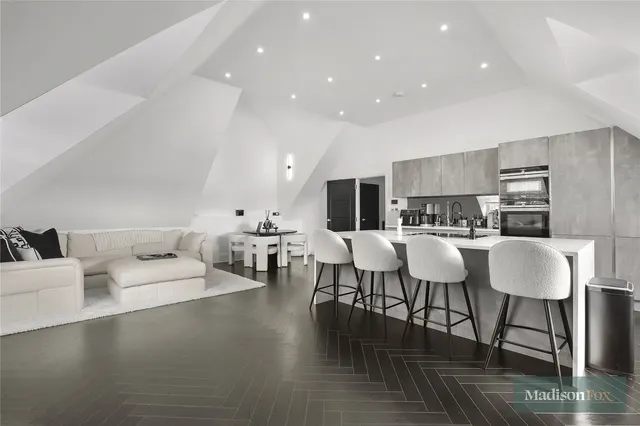 Manor Road, Chigwell, IG7, photo 2