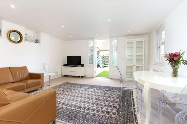 Caxton Yard, Farnham, Surrey, GU9 7GD, photo 1