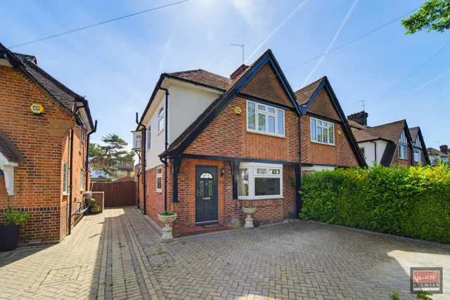 Meadway, Ashford, TW15, photo 1