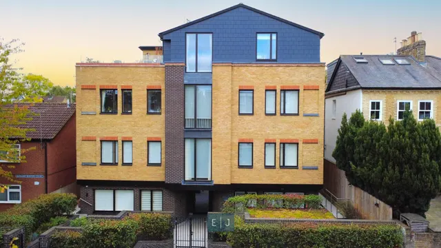 Palmerston Road, Buckhurst Hill, photo 1