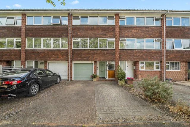 Buckingham Avenue, West Molesey KT8 1TG, photo 1