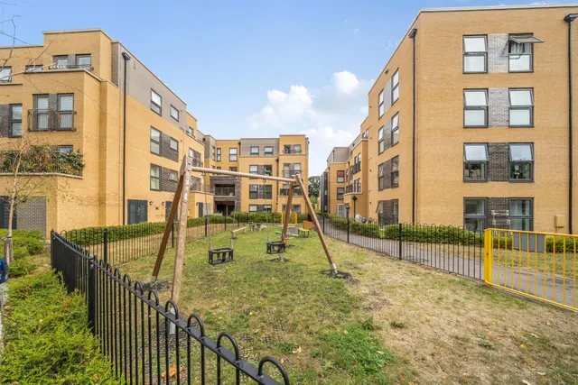 Cornwall Gardens, Burnham, SL6, photo 2