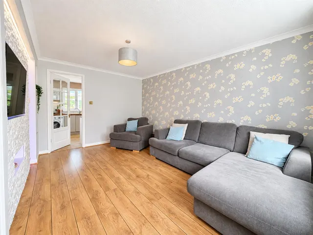 Photo 2 — Burntbroom Drive, Baillieston, Glasgow, G69 7XN