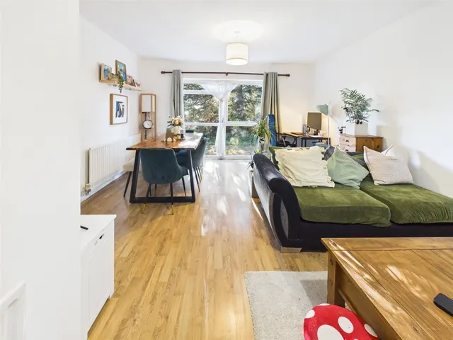 St. Christophers Close, Isleworth, TW7, photo 2