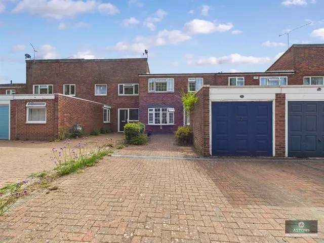 Colonsay Road, Crawley, photo 1