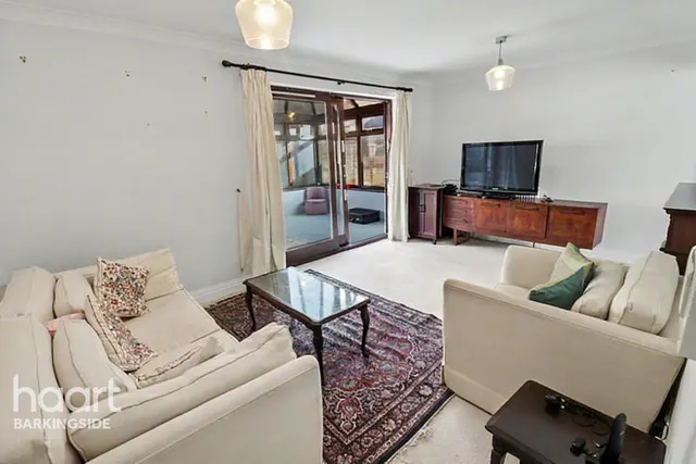 Peel Place, Clayhall, IG5, photo 3