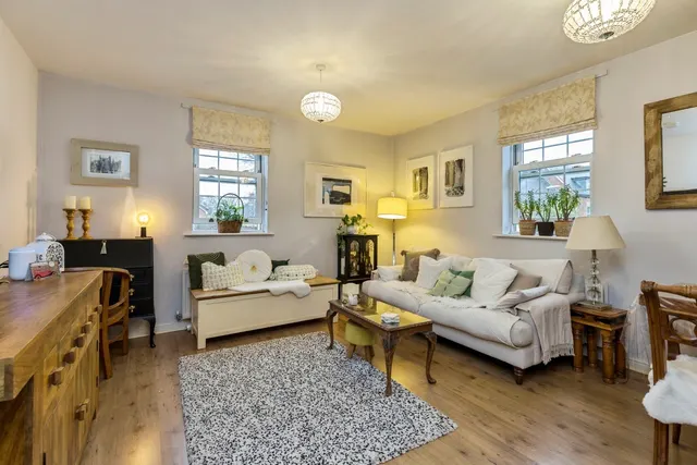 Oak Road, Crawley, RH11, photo 2