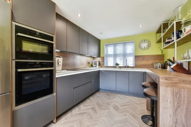 Llys Rhaeadr, Godrergraig, SA9, photo 2