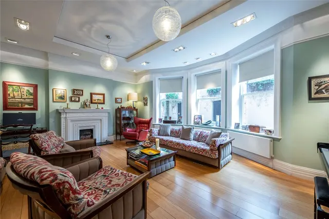 Wynnstay Gardens, London, W8, photo 1