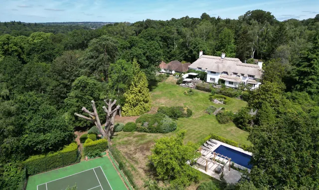 Swifts Close, Moor Park, Farnham, GU10, photo 1