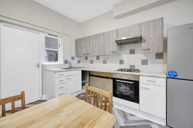 Avenue Road, London, NW10, photo 1
