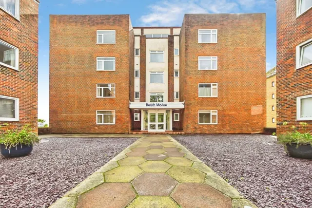 2 bedroom flat — The Riviera, Sandgate