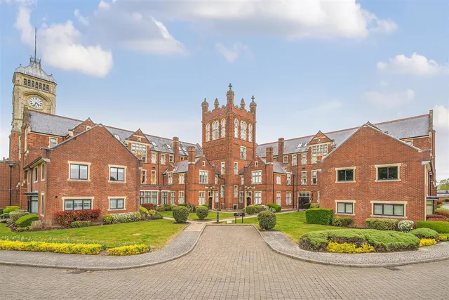 Royal Connaught Drive, Bushey, WD23, photo 1
