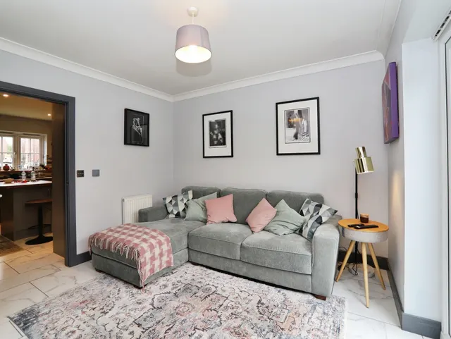Lonydd Glas Pontyclun, CF72, photo 2