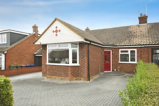 Thames Crescent, Corringham, Stanford-Le-Hope, photo 1