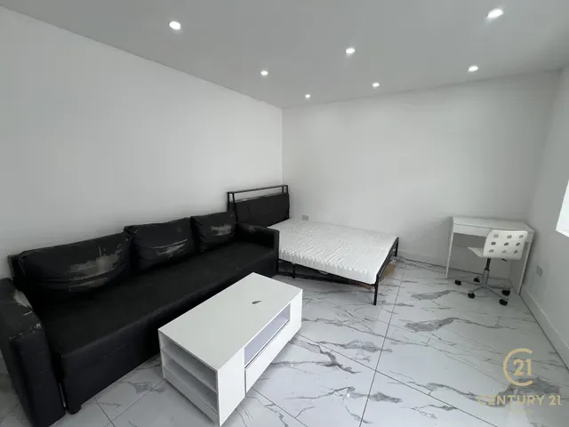 Fern Lane, Hounslow, TW5, photo 2