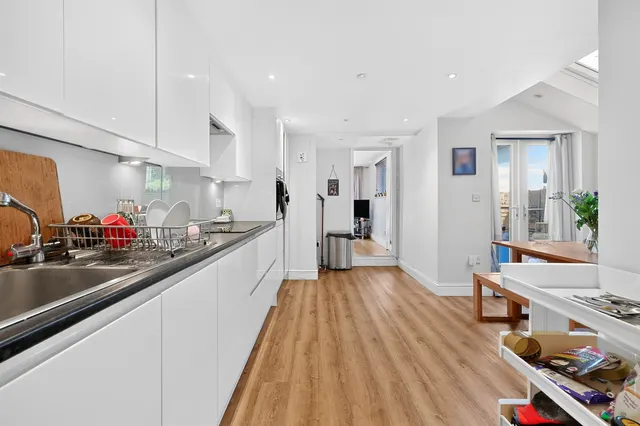 Chiswick Road, London, W4, photo 2