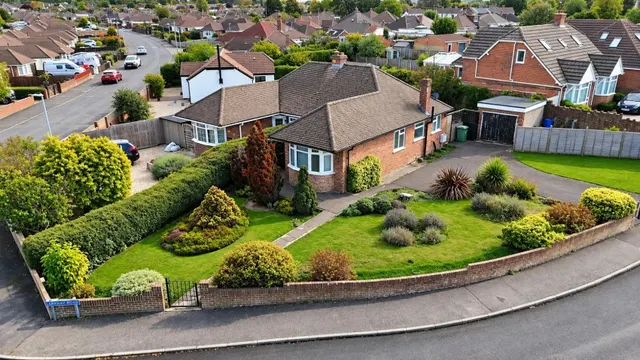 Larkhay Road, Hucclecote, photo 1