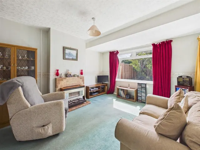 Larkhay Road, Hucclecote, photo 2
