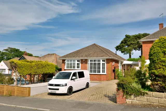Hull Crescent, Bearwood, BH11, photo 1
