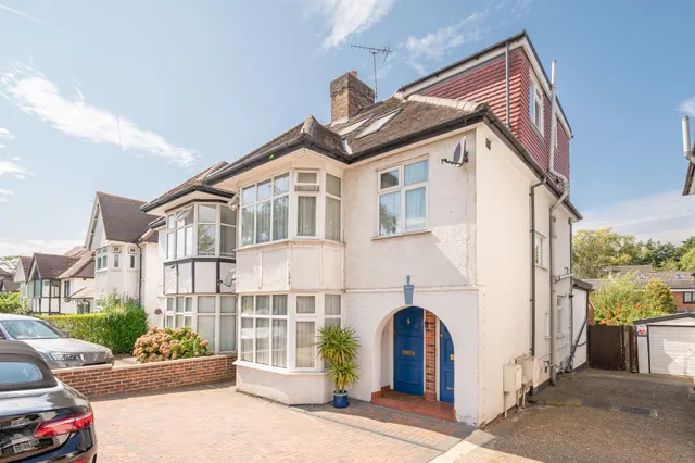 London, NW4, photo 1
