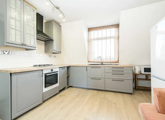 Photo 3 — Mill Hill Road, Acton, W3