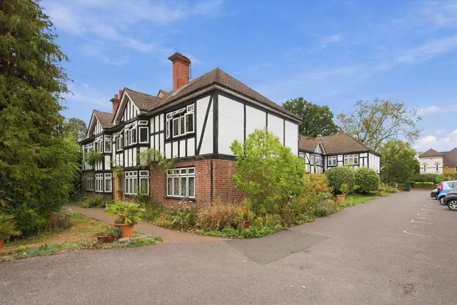 Queens Road, TW11, photo 1