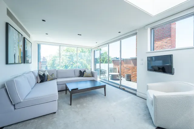 Photo 3 — Apartment 4.01, 62 Green Street, London