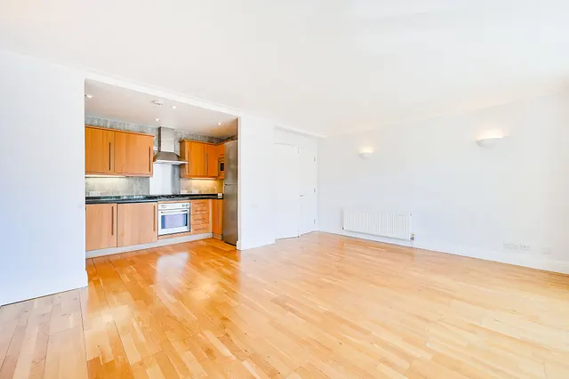 Photo 3 — Flat 6, 38 Carlton Drive, London