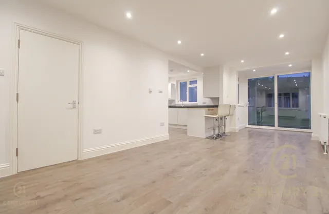 Rhodrons Avenue, Chessington, KT9, photo 3