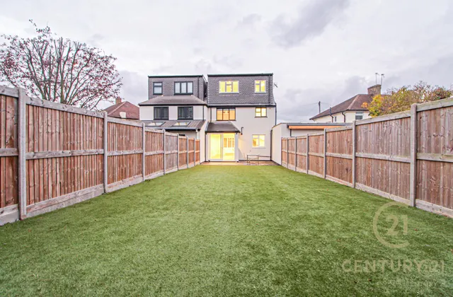 Rhodrons Avenue, Chessington, KT9, photo 2
