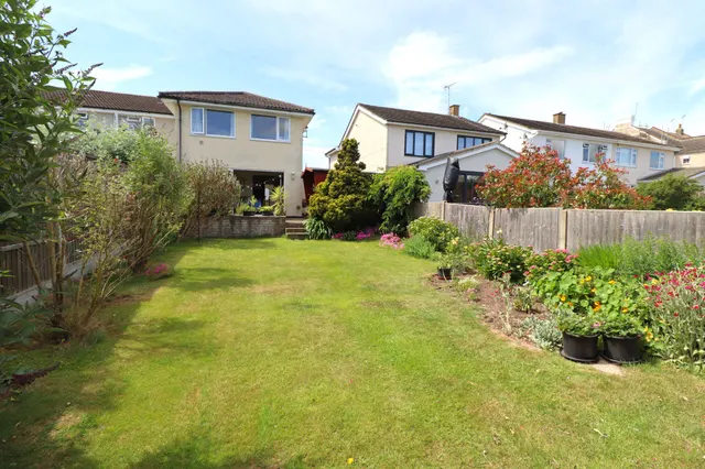 Photo 3 — Grove Road, Rayleigh, Essex, SS6 8RA