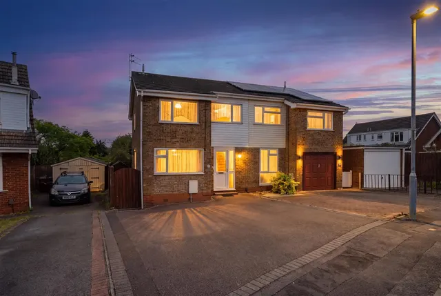 3 bedroom house, Beaumaris Crescent, Shepshed