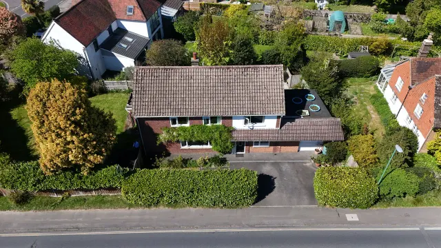 Lambs Farm Road, Horsham, photo 2