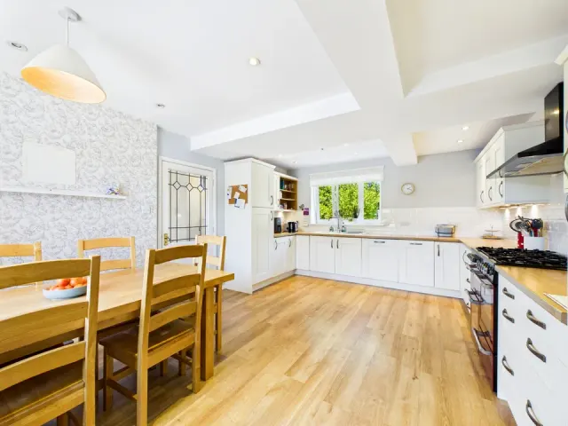 Lambs Farm Road, Horsham, photo 3