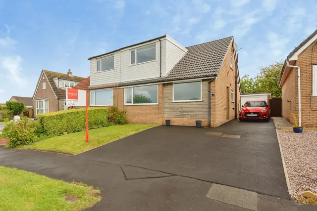 Hall Park Avenue, Burnley, Lancashire, BB10, photo 1