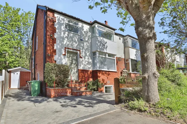 Springbank Crescent, Leeds, photo 1